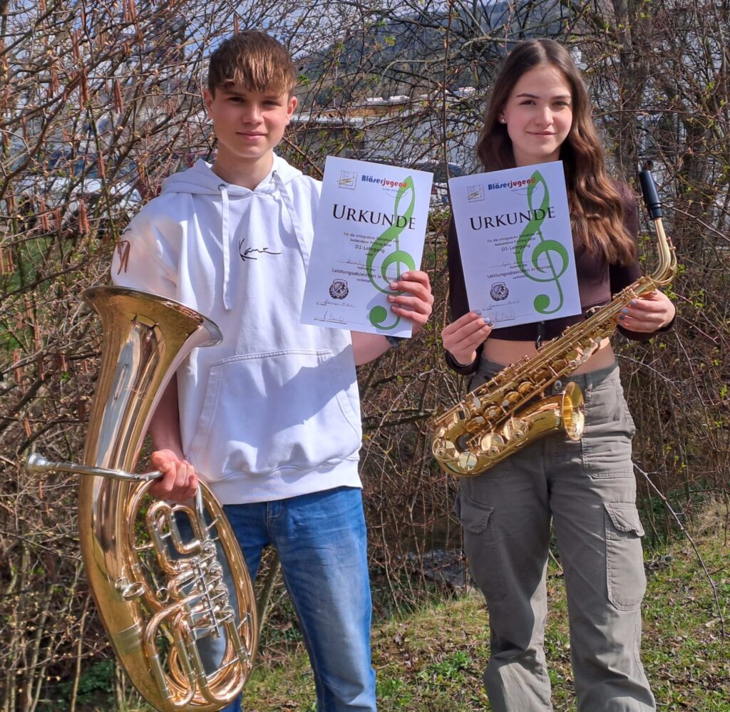 Marian und Sophia nach der erfolgreich bestandenen Prüfung